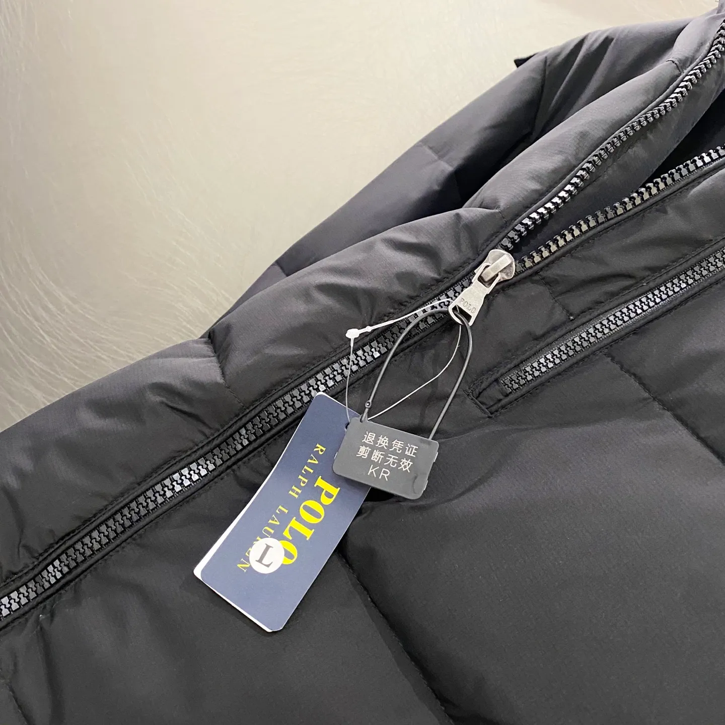 P700 Ralph Lauren/Ralph Lauren classic style winter new bright leather black down jacket jacket with removable hood extra thick plus velvet down jacket windproof and waterproof couple model [top version sold with anti-counterfeiting buckle] Purchase the original mold to create a full set of customized accessories Details determine success or failure 1. Imported barudan/Behringer embroidery machine customized 10,000-needle electric embroidery uses imported No. 7 needle imported embroidery thread to ensure that each word is full, three-dimensional and clear. It can be called the most expensive embroidery logo 2. It is filled with national standard 80 white duck down and has better thermal insulation performance. It is light and not heavy and has good fluff recovery after compression. 3. The inner lining is made of nylon and has a double-layer sealing design that will not cause any velvet leakage. The adjustable hem with a built-in drawstring buckle can prevent wind and cold. Ralph Lauren comes from the United States and has a strong American flavor. There are two brands under the name of Ralph Lauren: Poloby Ralph Lauren and Ralph Lauren has created a sales field of high-quality fashion in the world, and continues to promote the reputation of designer Ralph Lauren and the glorious image of the Ralph Lauren brand. Accessories: Original tag, washed label + electroplated YK zipper logo, the same style for both men and women, a must-have winter style. Color: bright black, matte black, navy blue, size: M~XXL